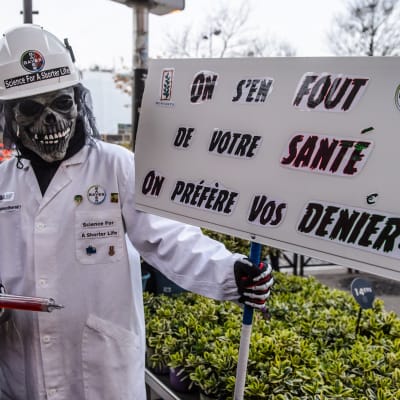 Mielenosoittaja vastustaa Bayer Monsanto -yhtiön glyfosaattien käyttöä.