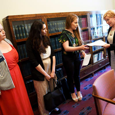 Kansalaisaloitekampanjaa vetänyt vihreiden kansanedustaja Iiris Suomela luovuttaa Raiskauksen määritelmä suostumusperustaiseksi -kansalaisaloitteen (Suostumus2018-kansalaisaloite) eduskunnan lainsäädäntöjohtajalle Tuula Kulovedelle.