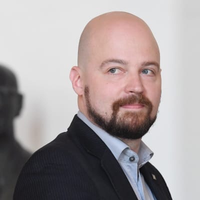 Mikko Kärnä tiedotustilaisuudessaan Helsingissä.