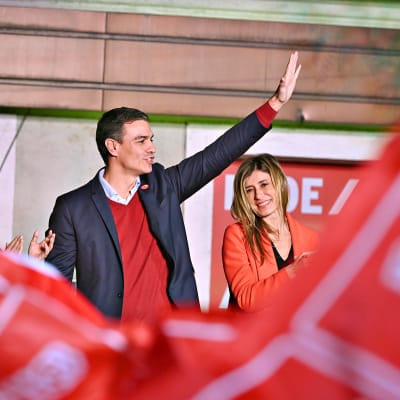 Pedro Sánchez vilkuttaa kannattajilleen.