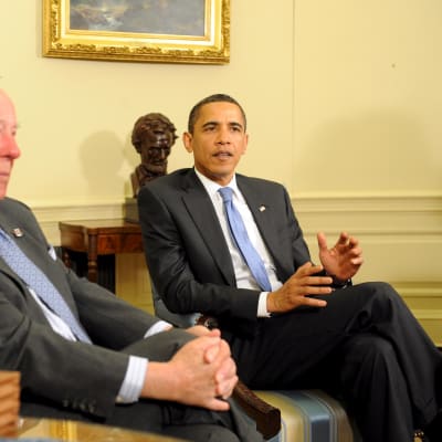 George Shultz tapaamassa presidentti Barack Obamaa