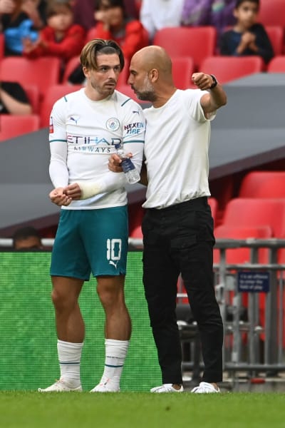 Pep Guardiola ger Jack Grealish några råd innan han får hoppa in och göra sin debut i klubben.