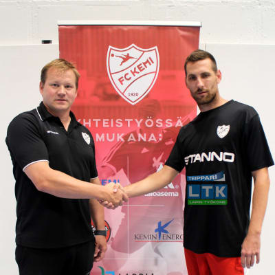 Futsal-joukkue FC Kemin toiminnanjohtaja ja valmentaja Boris Cizmar kättelevät.