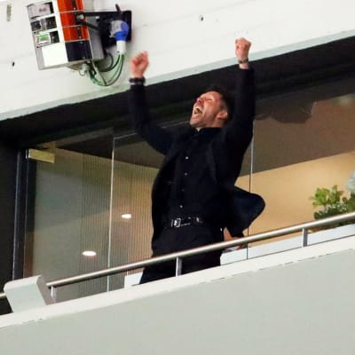 En avstängd Diego Simeone firar Atleticos segermål på läktaren.