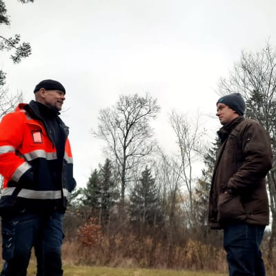 Ulf Nyholm och Anders Öhman framför en skogsdunge.