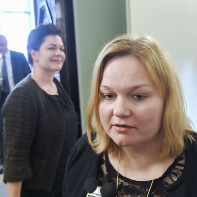 Krista Kiuru (SDP) under paus i utskottsmöte. Hannakaisa Heikkinen i bakgrunden.