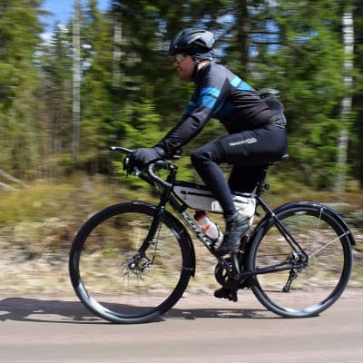 Toni Lund i full fart på cykeln.