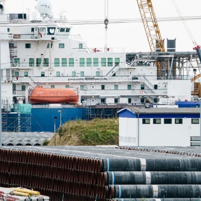 Nord Stream 2:een tarkoitettuja putkia, taustalla laiva.