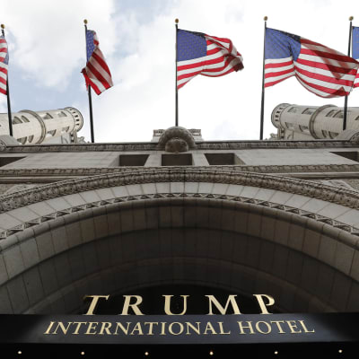 Trump international hotel med en massa amerikanska flaggor.