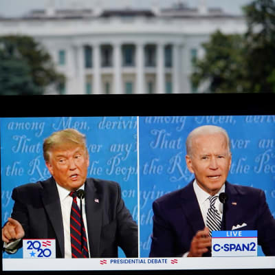 Donald Trump och Joe Biden på en tv-skärm. I bakgrunden syns Vita huset.