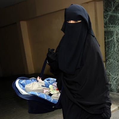 burkaklädd kvinna i Frankrike