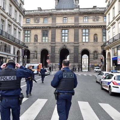 Poliiseja Louvren edustalla Pariisissa 3. helmikuuta sattuneen välikohtauksen jälkeen.