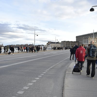 Ihmiset liikkuvat kävellen Tukholmassa joukkoliikenteen sulkeuduttua 7. huhtikuuta.