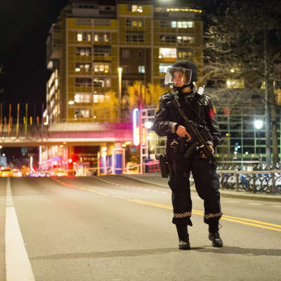 Poliisi Oslon keskustassa sunnuntain vastaisena yönä.