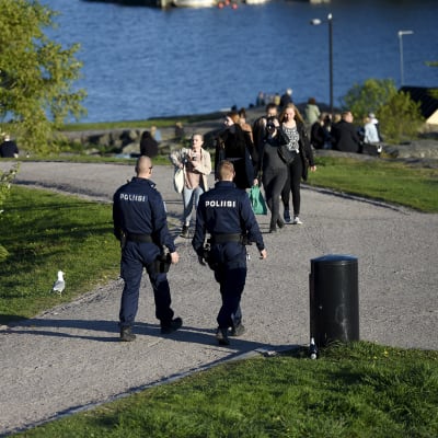 Poliisi valvoi nuorison illanviettoa Helsingin Kaivopuistossa lauantaina.