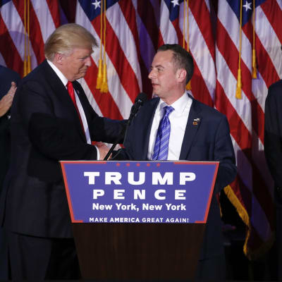 Trump ja Priebus lavalla, taustalla Yhdysvaltojen lippuja