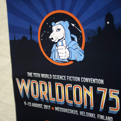 Worldcon-tapahtuman juliste Ropecon 2017 -roolipelitapahtumassa Helsingin Messukeskuksessa. 