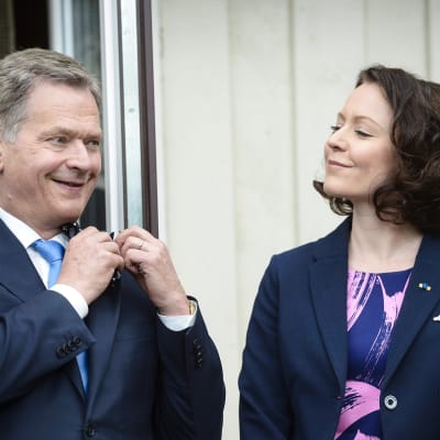 Presidentti Sauli Niinistö ja rouva Jenni Haukio Viron presidentti Toomas Henrik Ilveksen kotitilalla Ärmassa.