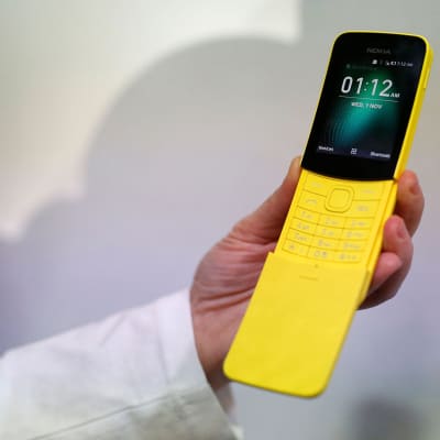 Nokia 8110 puhelin.