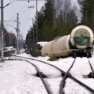 Rikkoutunut kemikaalivaunu Kinnin liikennepaikalla Mäntyharjulla.