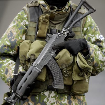 Sotilas rynnäkkökivääreineen puolustusvoimien sotaharjoituksessa.