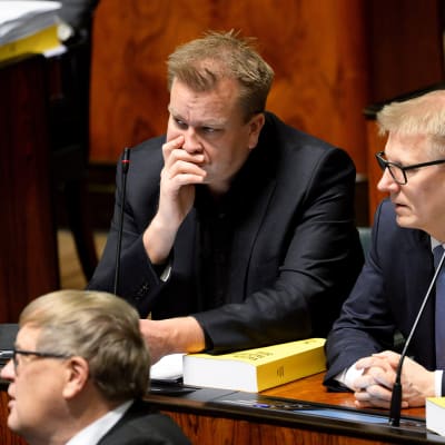 Keskustan kansanedustaja Antti Kaikkonen ja asunto-, energia- ja ympäristöministeri Kimmo Tiilikainen