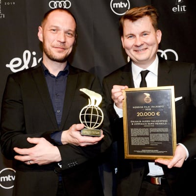 Ohjaaja Aleksi Salmenperä (vas) ja leikkaaja Samu Heikkilä palkittiin Nordisk Film -palkinnolla Jussi-gaalassa Helsingissä 22. maaliskuuta.