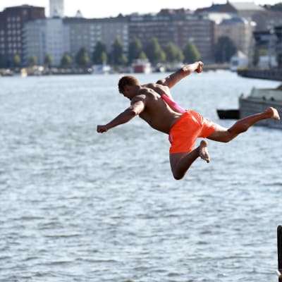 Uimari hyppää mereen Kalasatamassa Helsingissä 20. heinäkuuta.
