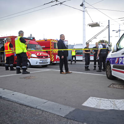 Poliiseja ja pelastushenkilöstöä Laurent-Bonneveyn metroaseman edustalla.