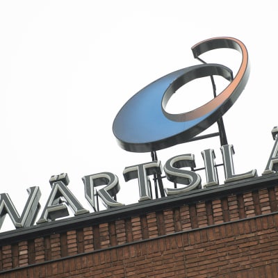 Wärtsilän logo rakennuksen katolla.