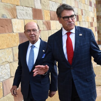 Yhdysvaltain energiaministeri Rick Perry (oikealla) ja kauppaministeri Wilbur Ross (vasemmalla) kuvattuna Teksasissa 17.10.