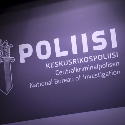 Keskusrikospoliisin tunnus KRP-talolla Vantaalla. 