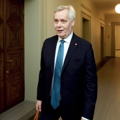 Pääministeri Antti Rinne poistuu SDP:n eduskuntaryhmän kokouksesta eduskunnassa Helsingissä 14. marraskuuta.