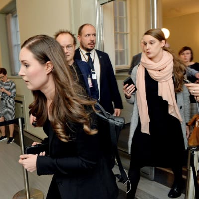 Liikenne- ja viestintäministeri Sanna Marin saapuu suoraan lentokentältä SDP:n eduskuntaryhmän kokoukseen