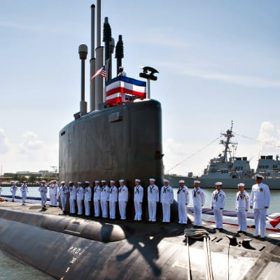 Virginia-luokan sukellusvene USS John Warner Norfolkin satamassa joulukuussa 2011.
