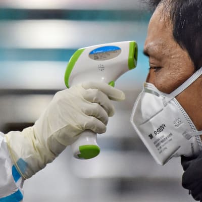 Wuhanin kaupungissa sijaitsevaan sairaalaan saapuneen miehen ruumiinlämpöä mitattiin 25. tammikuuta 2020.