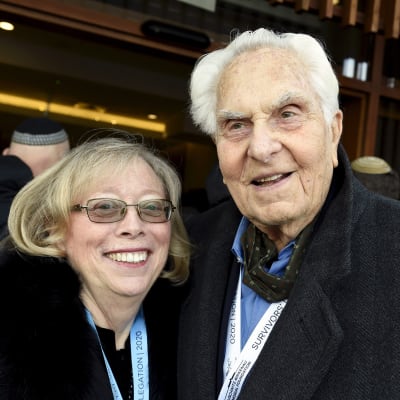  Auschwitzin keskitys- ja tuhoamisleiriltä selviytynyt David Marks (oik.) ja puoliso Kathy Peck Auschwitzin vapautuksen 75-vuotismuistotilaisuudessa Oświęcimissä Puolassa 27. tammikuuta