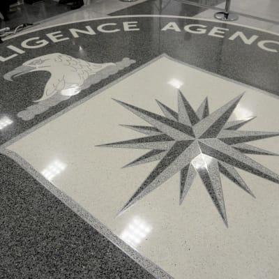 Yhdysvaltain keskustiedustelupalvelun CIA:n vaakuna viraston päämajan lattiassa Langleyssä, Virginiassa.