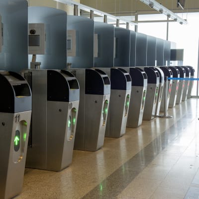 Helsinki-Vantaan lentokentän passintarkastusautomaatteja.