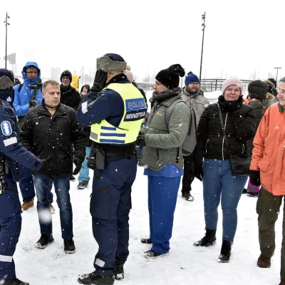 Poliisi jututti osallistujia suomalaisen sananvapauden puolesta järjestetyssä mielenosoituksessa Kansalaistorilla Helsingissä.