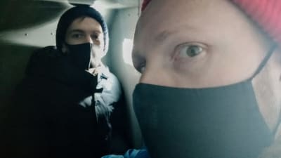 Aleksej Nazarov och Nikolaj Sjerbakov när de sitter inne i en av polisens bilar. På bilden har de mössa och munskydd.
