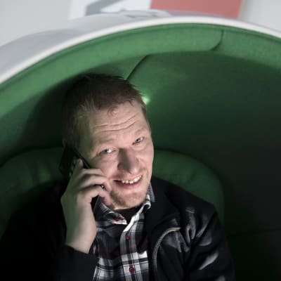 Finländaren Tuomo Ryynänen har lidit av smarttelefonberoende, intervjuad av Yle Uutiset.