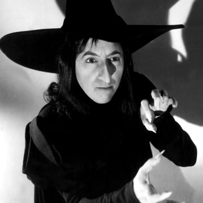 Näyttelijä Margaret Hamilton Lännen pahana noitana elokuvassa Ihmemaa Oz (1939).