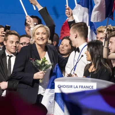 Le Pen kannattajiensa keskellä Villepintessä maanantaina. Monet heiluttavat Ranskan lippuja.