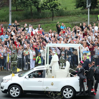 Paavi Franciscus viisipäiväisellä vierailulla Kolumbiassa.