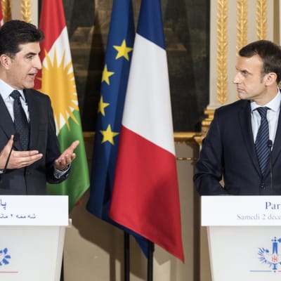 Kurdijohtaja Nechirvan Barzan ja Ranskan presidentti Emmanuel Macron tiedotustilaisuudessa lauantaina 2.12.2017.
