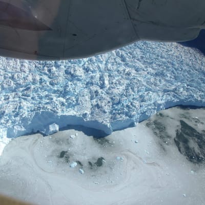 Jakobshavnin jäätikkö, tunnettu myös grönlantilaisella nimellään Sermeq Kujalleq, kuvattuna lentokoneesta.