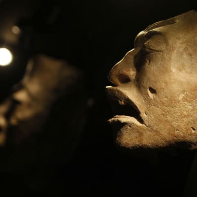 Maya-intiaanikulttuurin naamioita näyttelyssä Alicanten arkeologisessa museossa Espanjassa viime vuonna. Näyttelyssä oli mukana Guatemalasta saatuja naamioita.
