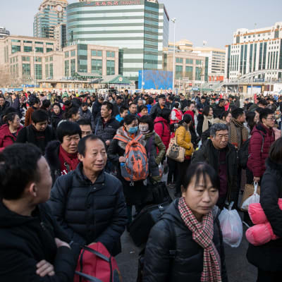 Kuvassa ihmisiä jonottamassa Pekingin rautatieasemalle.