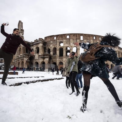 Lumisotaa lumen peittämällä Rooman Colosseumilla.
